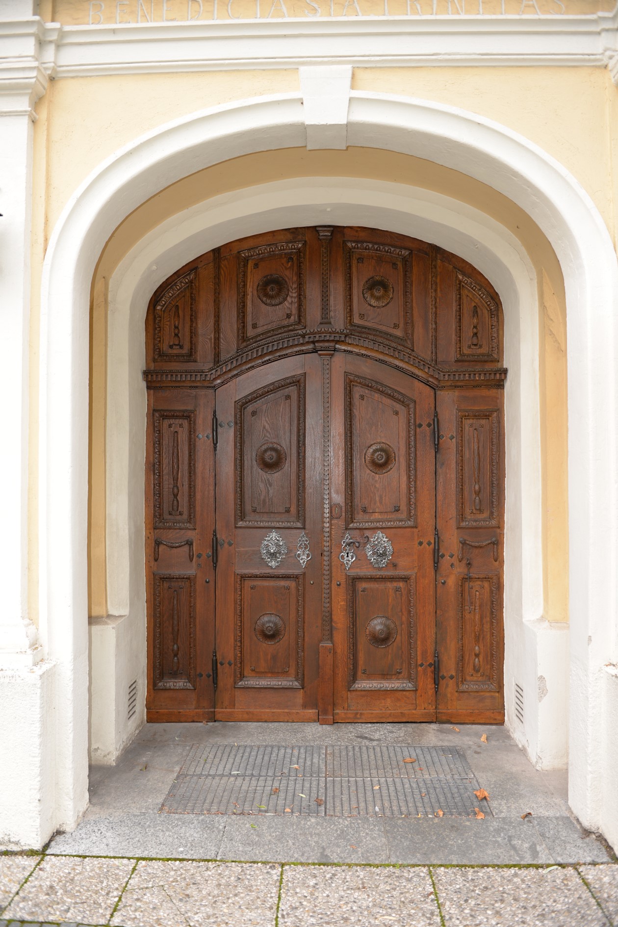 Holzrestaurierung Kirche Eingangsportal Schlusszustand